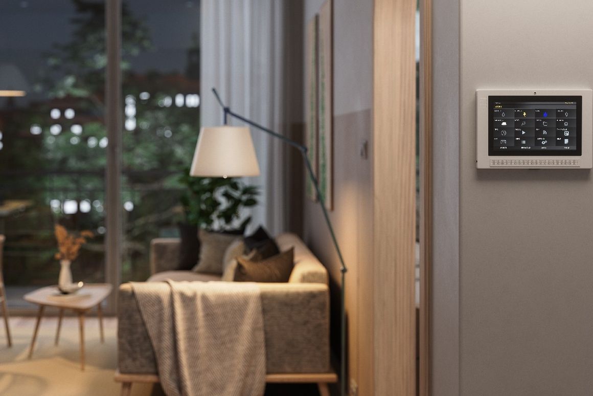 Smart Home Bedienpanel an Wohnzimmerwand
